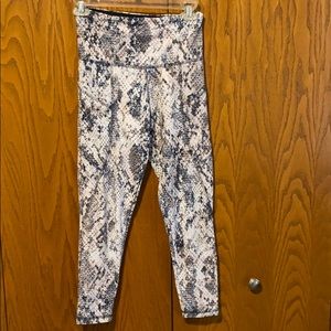 Strut this medium snake print leggings with pocket